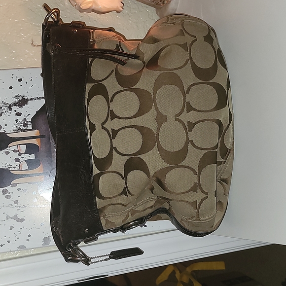 Coach shoulder bag in classic style with black leather strap & detail gently ❤ - Picture 3 of 8